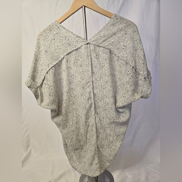 Lush Women’s V-Neck Short Sleeve Blouse Black & White Print Size Small - Picture 5 of 5